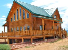 Red Rock Ranch Log Cabin: Large, Fully Furnished, casa en Escalante