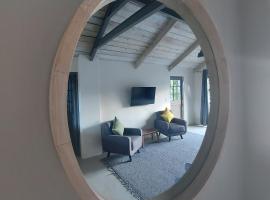 Lakeside Mountain Loft, hotel near Steenberg Railway Station, Lakeside