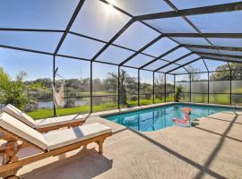 Bright and Sunny Riverview Oasis with Pool and Pond, majake sihtkohas Riverview