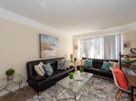 Luxury 1BR w/ Pool & Gym- 15 mins to Mission Beach: San Diego'da bir kiralık tatil yeri