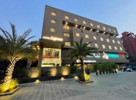 HOTEL CYPRESS, hotel em Nadiād
