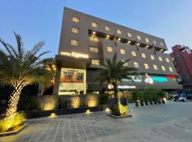 HOTEL CYPRESS โรงแรมในNadiad