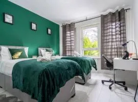 Cheerful 2 Bedroom Homely Apartment, Sleeps 4 Guest Comfy, 1x Double Bed, 2x Single Beds, Free Parking, Free WiFi, Suitable For Business, Leisure Guest, Contractors, QE Hospital, Glasgow, Near Airport & City Centre, Perfect For Common Wealth Games 2026
