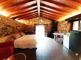 Cabaña romántica de piedra con chimenea