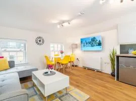 Town Center Apartment with 55” Smart TV+Netflix