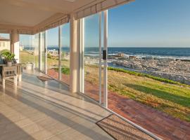 Hermanus Haven, entire home, on the sea, private pool, secure