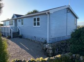 Holly Blue - Cosy wooden lodge Kippford, hotel cerca de Rockcliffe, Dalbeattie