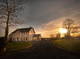 Knockalla luxury property with hot tub suitable for families, luxury hotel in Portadown