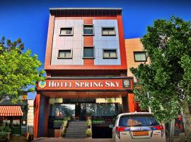 Mughal Sarāi 무갈 사라이 기차역 근처 호텔 Spring Sky Mughalsarai By ShriGo Hotels