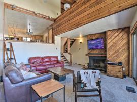 Warm Townhome w/ Sauna at Angel Fire Ski Lift, Hotel in Angel Fire