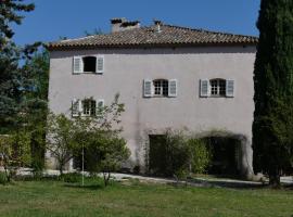 Le charme d'une vieille bastide provençale, bed & breakfast i Solliès-Pont