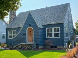 Boise Tudor Home with Game Room Less Than 2 Mi to Downtown!，博伊西的海濱度假屋