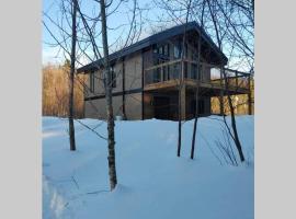 Chalet le Caribou- Chalets Galaxia, hotel blizu znamenitosti Regional Park Chutes-Monte-a-Peine et des Dalles, Saint-Alphonse-Rodriguez