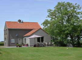 Holiday home in a rural location near sea, hótel í Zuidzande