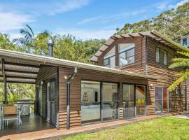 Charming Beach Home with Plenty of Outdoor Spaces, hotel en Avoca Beach