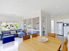 Comfy Beachfront Unit, Unbeatable Location & Views – hotel w mieście Avoca Beach