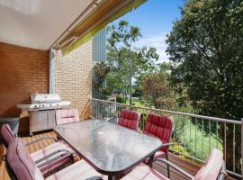 Relax in Coastal Townhouse with BBQ & Close Walk to Beach – hotel w mieście Avoca Beach