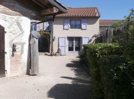 GITE DU ROY D'AMONT Plaine de l'Ain, Parking, Local vélo, homestay in Lagnieu