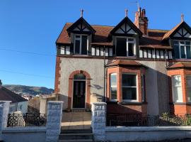 4 Tan Y Bryn Road, hotel in Llandudno