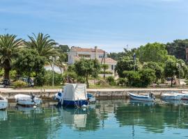 Beachfront Holiday House Kaliope, hotel in Brgulje