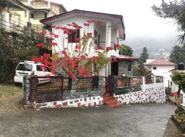 White house in Nainital: Bhimtal şehrinde bir otel