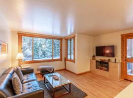 Modern 1 bedroom in Ski Trails condo, hotel din Kingswood Estates