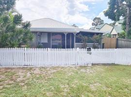 Island Bungalow, apartment in Bongaree