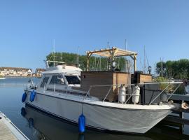 Magnifique bateau maison, båd i Ouistreham