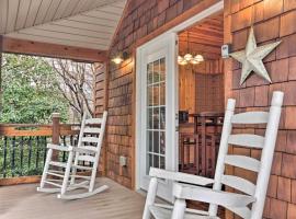 The Boat House Creekside Escape in Hot Springs!, hotel in Hot Springs