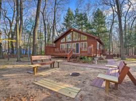 Cozy Anglers Hideaway about Half Mi to Lake Michigan!: Montague şehrinde bir otoparklı otel