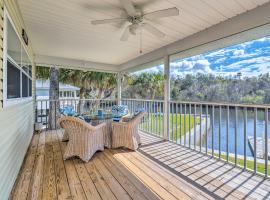 Withlacoochee River House with Dock and Kayaks!, hotel en Yankeetown