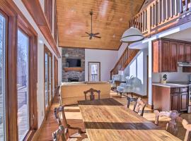 Secluded Hilltop Columbia Home with Deck and Views!, hotel met parkeren in Columbia