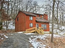 Charming Poconos Abode with Gas Grill and Fire Pit!, alquiler vacacional en Bushkill