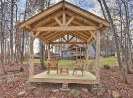 Creek-View Getaway with Deck, Yard, and Fire Pit!, ξενοδοχείο σε Summerville