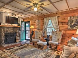 Smoky Mountain Cozy Cove Cabin Deck and Fire Pit!: Cosby şehrinde bir otel