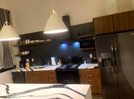 3E-*Renovated* 5 min to UPMC Shadyside, sleeps 6, hotel di Pittsburgh