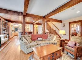 Around the Mountains, holiday home in Chestertown