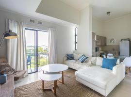 Modern apartment in a secure golf estate.WIFI, hôtel à Roodepoort près de : Honeydew Mazes