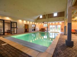 Modern Holiday Home in Sourbrodt with Private Pool, hotel con piscina en Waimes