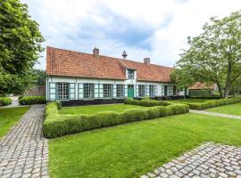 Beautiful farmhouse in Beernem with big garden, hotell i Beernem