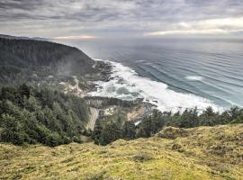 Epic Yachats Escape with Beach Access and Views!, hotel di Yachats