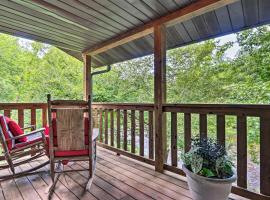 Riverfront Couples Retreat in Smoky Mountains!: Townsend şehrinde bir daire