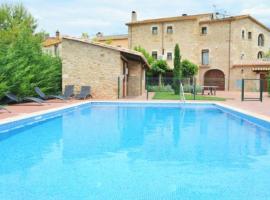 Villa in Cornella del Terri Sleeps 27 includes Swimming pool and Air Con, hotel in Cornellá de Terri