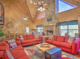 Cozy Grand Lodge on the River Hot Tub and Fire Pit!, hotel in Groesbeck