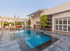 StayVista's Villa Cobblestone with Pool, Terrace & Gazebo – dom wakacyjny w mieście Girnāre