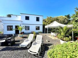 Casa rural con grande jardin, BBQ y con vistas al Mar en Puntallana, La Palma, hotel in Puntallana