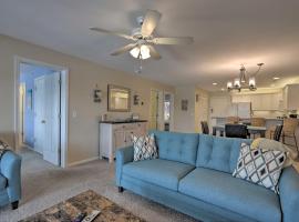 The Lake Escape with Balcony and Pool Access!, apartment in Camdenton