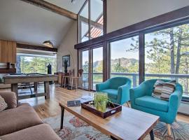 Chic Boulder Mountain Home with Hot Tub and Views, hotel con jacuzzi en Boulder