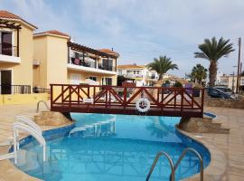 Charming 2 Bed. Ap. with swimming pool, hotel din Kato Paphos