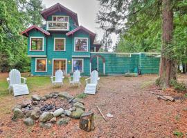 Lopez Island Hideaway with Coastal Views and Deck!, vikendica u gradu Lopez